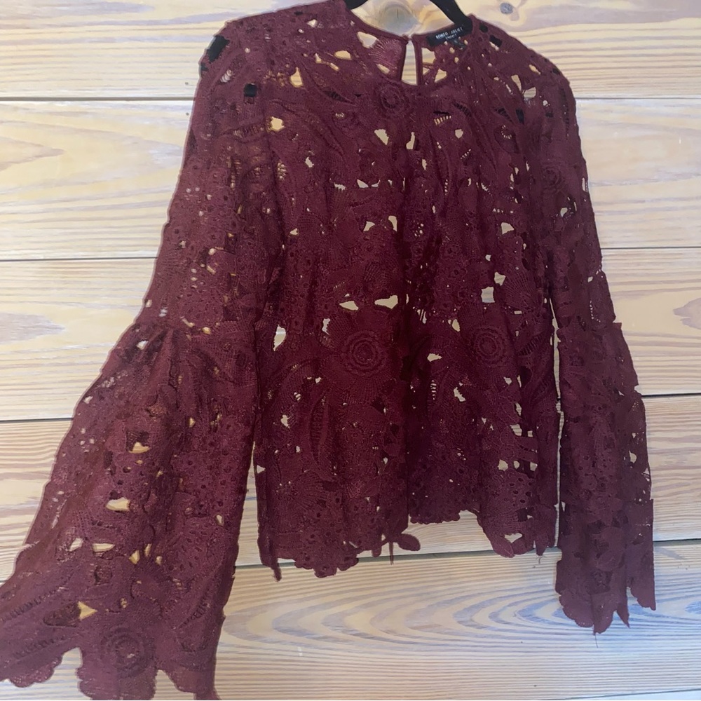 Burgundy bell-sleeved blouse🥀